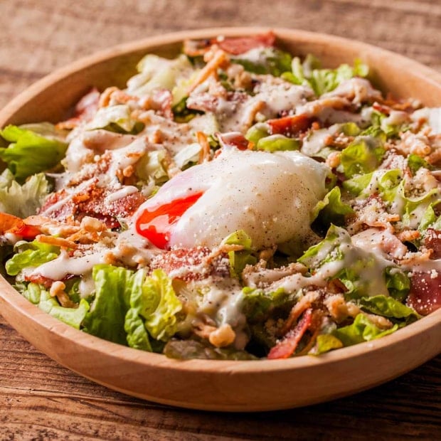 加藤えのきフライとベーコンのシーザーサラダ