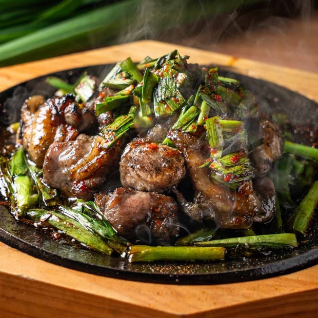 ニラどっさり旨辛ダレ 春の地鶏炭火焼